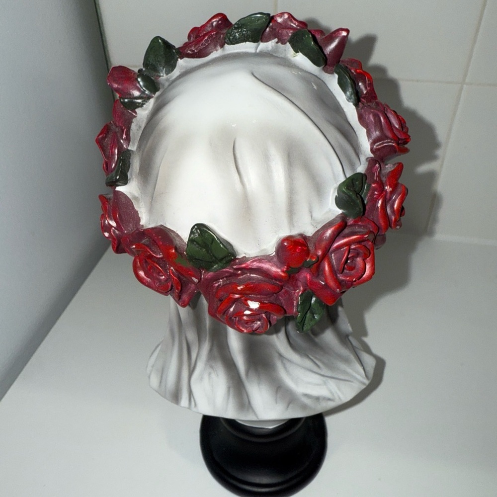 Skull Sculpture with Red Roses - Picture 2 of 8